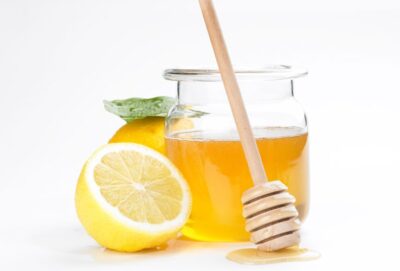 Sử dụng mật ong tự làm tại nhà trị quầng thâm mắt hiệu quả