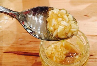 Trị mụn hiệu quả chỉ với mật ong thiên nhiên